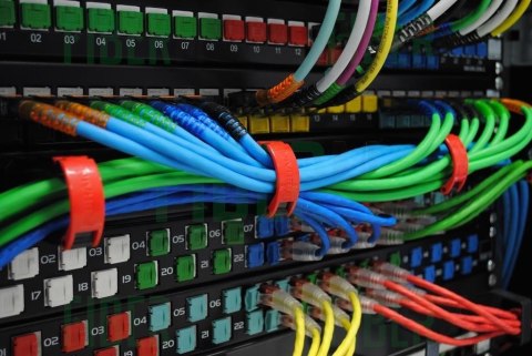 FIBRAIN Organizator / organizer kabli poziomy 19` 1U - z zamykanymi plastikowymi uszami, czarny